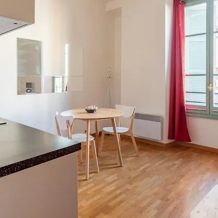 Near Place Massena Apartament *